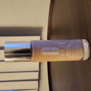 Clinique beyond perfecting foundation plus concealer in the shade " Breeze"